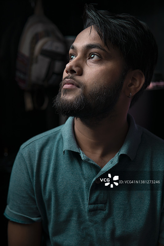 若有所思的年轻男子低调肖像图片素材