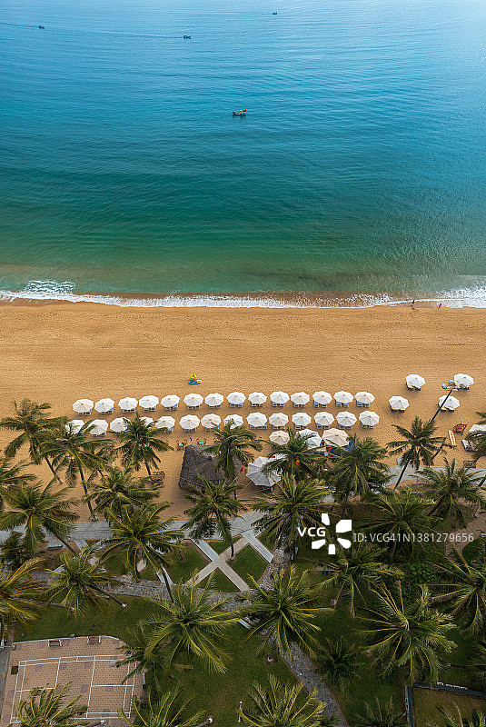 芽庄海滩的波浪图片素材