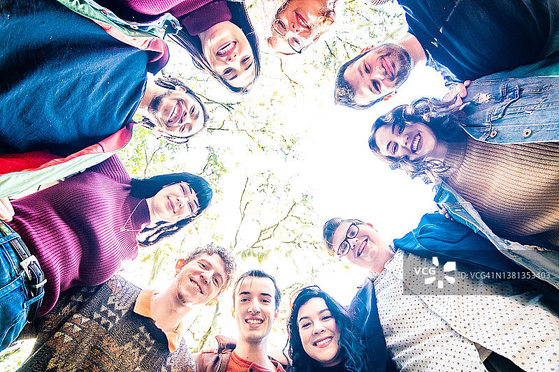 多元化大学生群体围坐欢笑图片素材