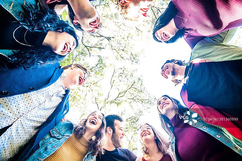 多元化大学生群体围坐欢笑图片素材