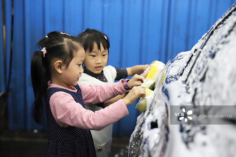 女孩们为父亲洗车图片素材