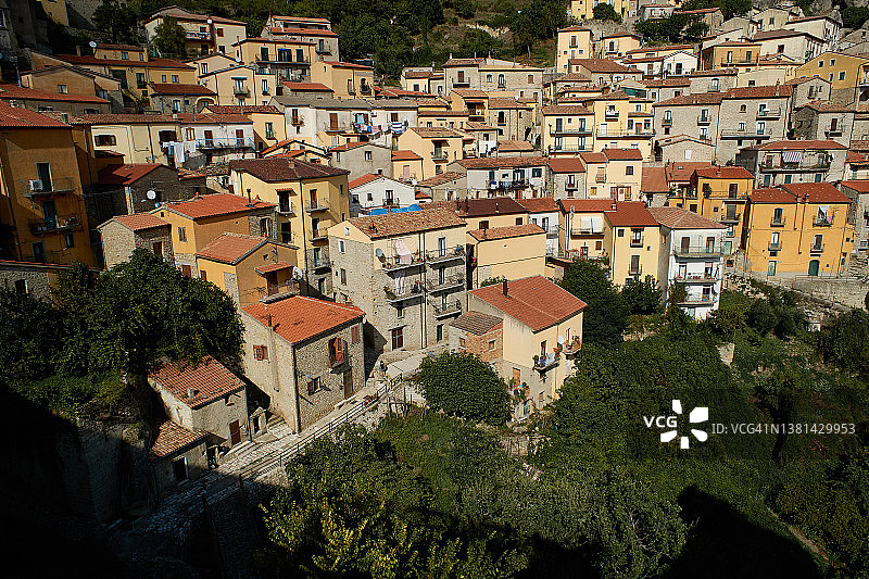 卡斯特尔梅扎诺村，卢卡内多洛米蒂山脉，巴西利卡塔，意大利图片素材