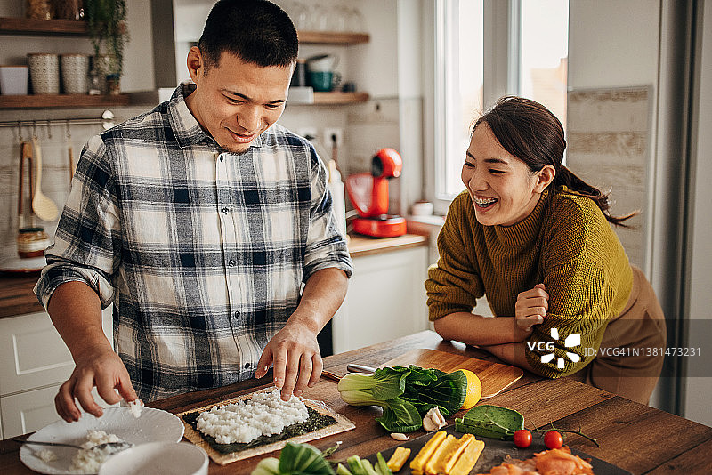 男人准备寿司图片素材