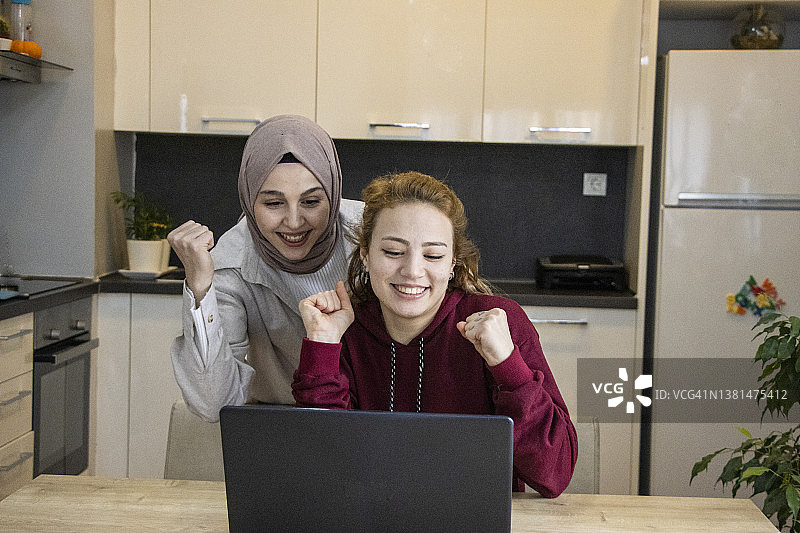 广告人群的胜利图片素材