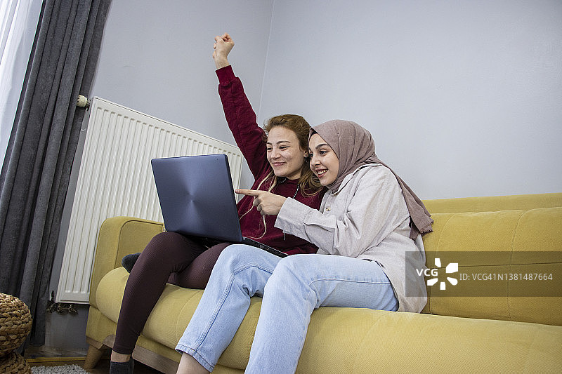 广告人群的胜利图片素材