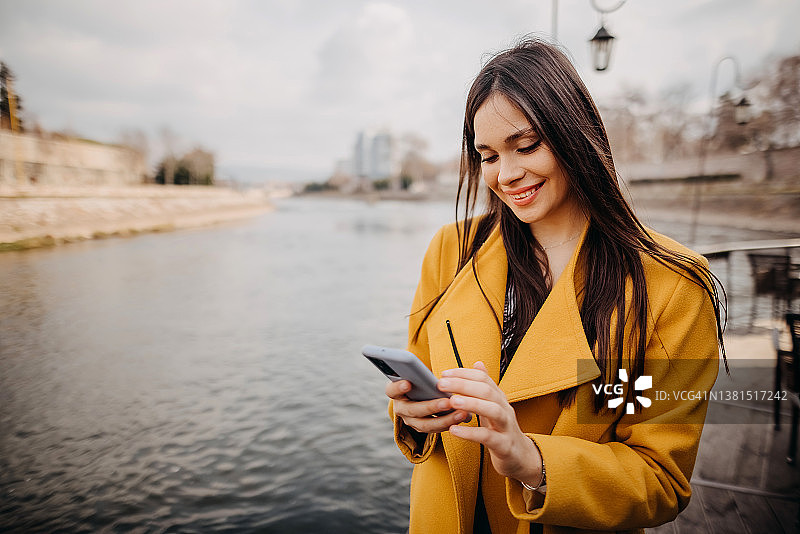 女孩在河边嬉戏图片素材