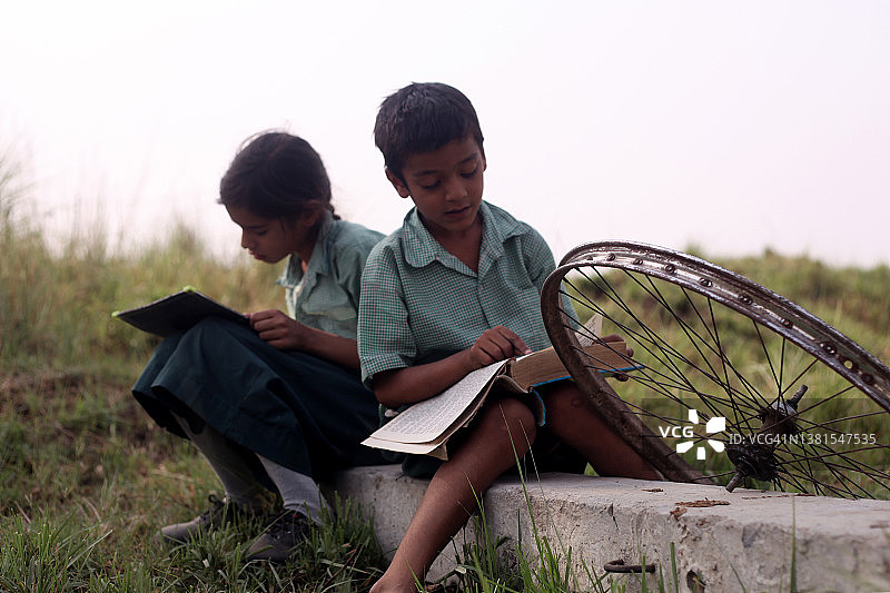 在户外研究人像的泳池男孩和女孩图片素材