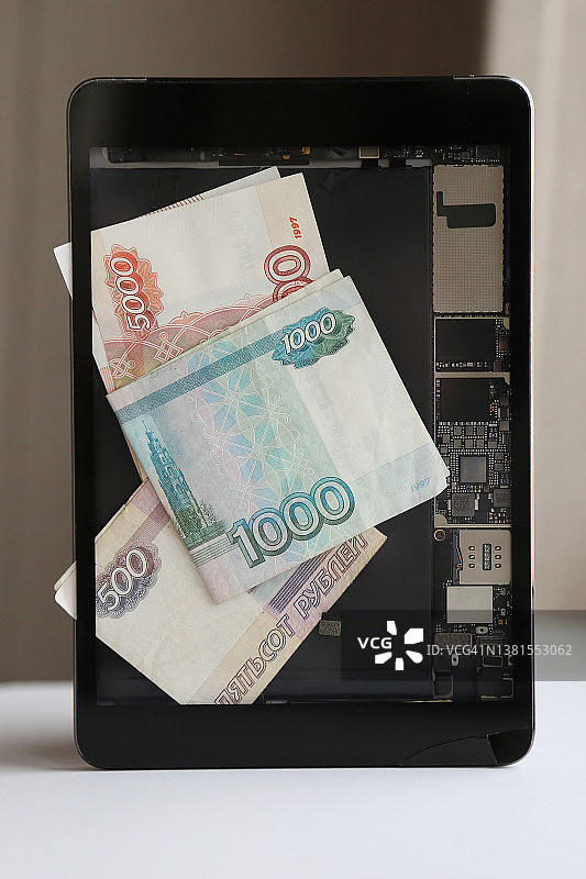 平板电脑中的俄罗斯纸币图片素材