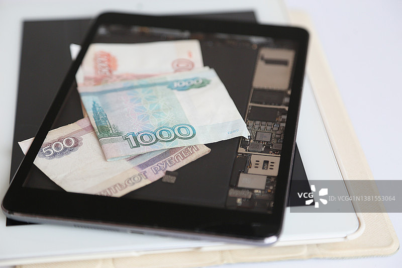平板电脑中的俄罗斯纸币图片素材