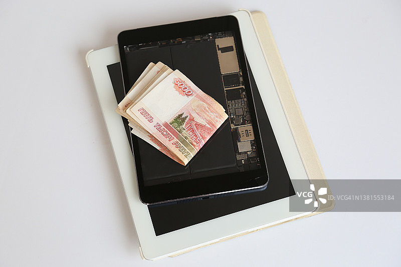 破碎石板上的俄罗斯纸币图片素材