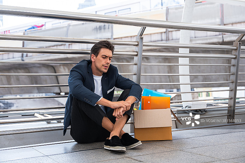 被解雇而失业的情绪低落的商人图片素材