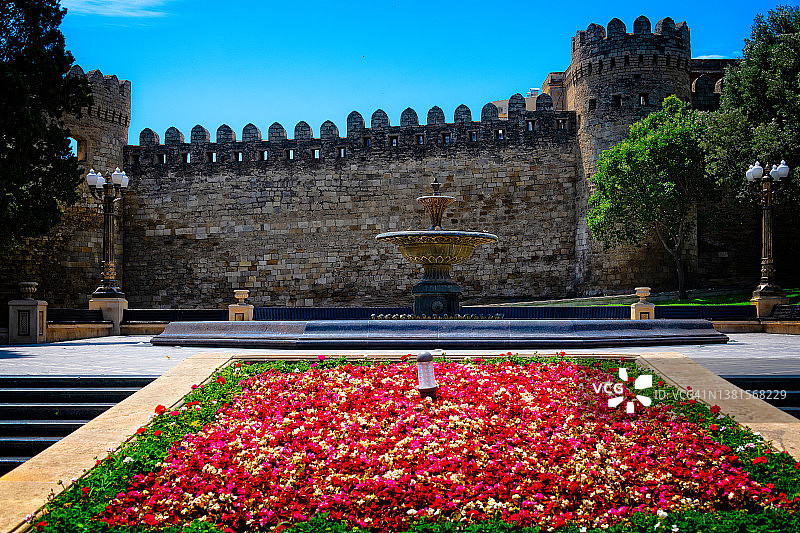 阿塞拜疆巴库老城的喷泉花园图片素材