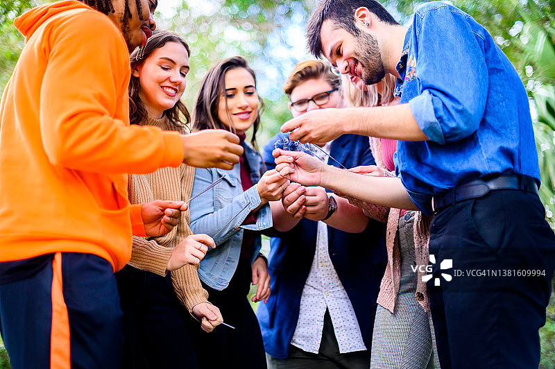 快乐的Z世代年轻朋友在户外欢笑聚会图片素材