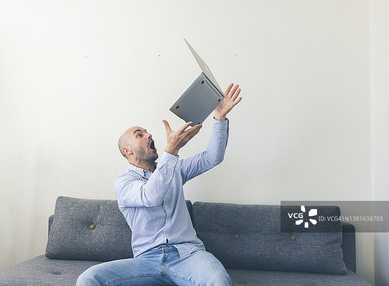 男人满意地使用笔记本电脑图片素材