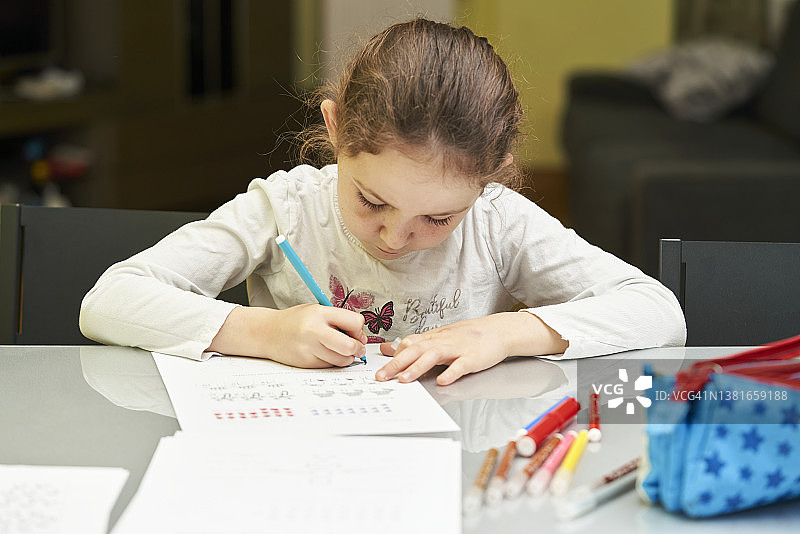 小女孩在家做功课图片素材