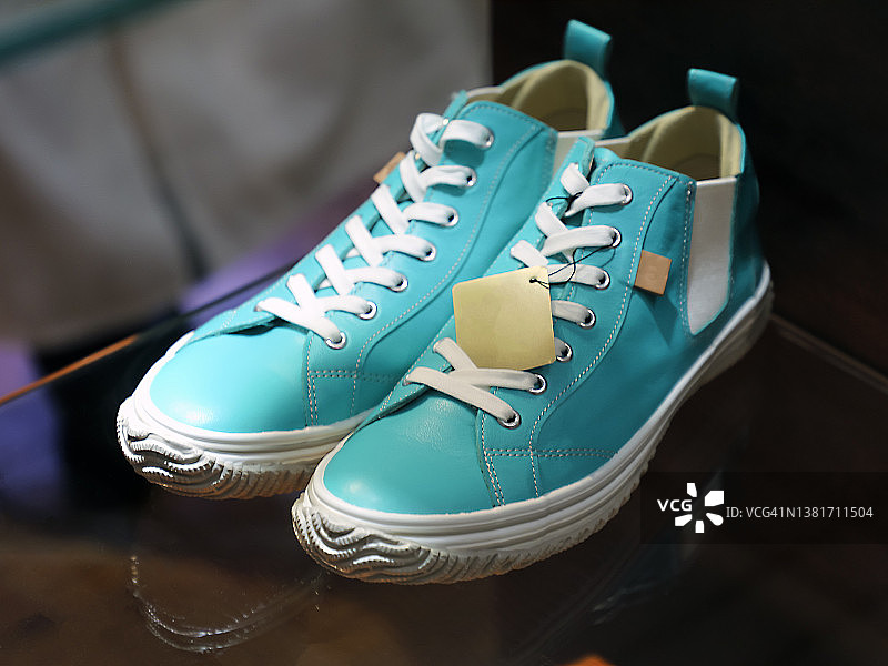 碧蓝色运动鞋图片素材