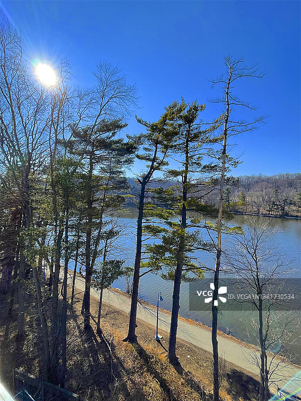 西奥兰治的树木和水库鸟瞰图片素材