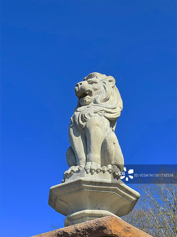公园入口处的混凝土狮子雕塑，西奥兰治图片素材