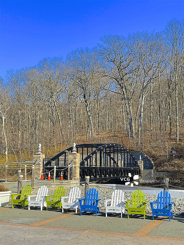 西奥兰治公园内的阿迪朗达克椅和人行桥图片素材