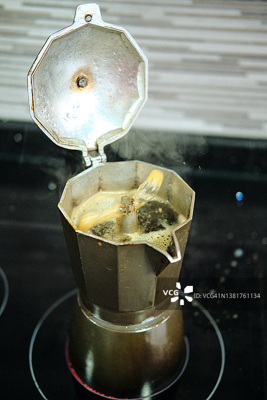 咖啡壶和飞溅的咖啡图片素材