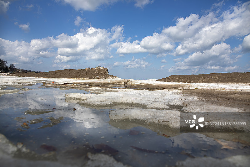 伊利湖岸边的春季解冻图片素材
