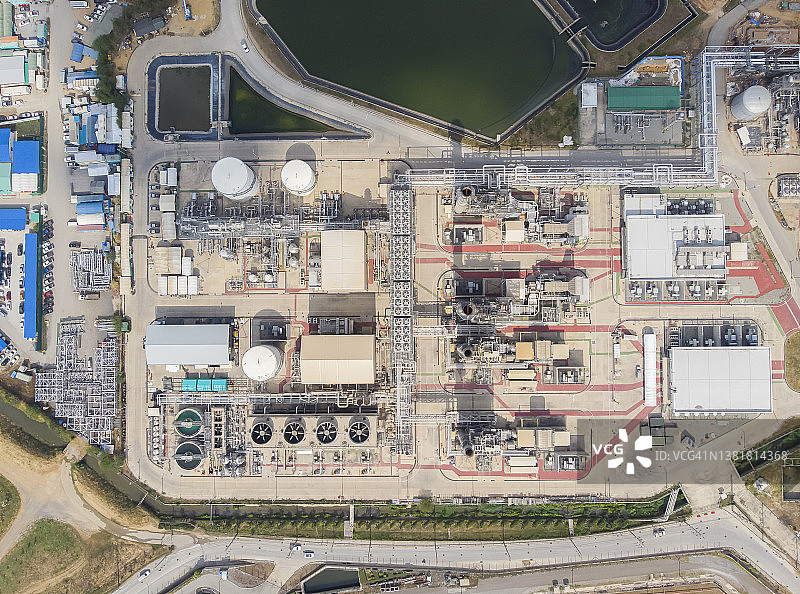 石化厂工业炼油厂鸟瞰图，能源或运输能源进出口概念图片素材