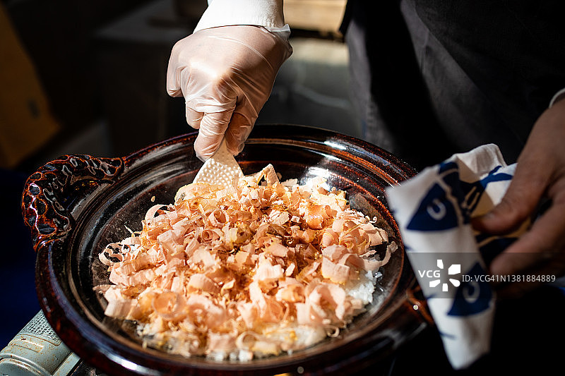 米饭碗上的鲣鱼干图片素材