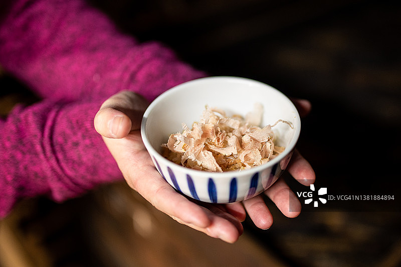 米饭碗上的鲣鱼干图片素材