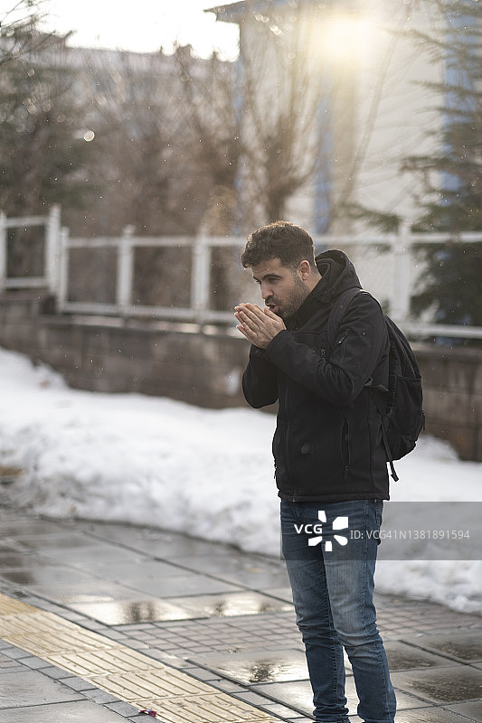 雨中身穿防水夹克的男人图片素材