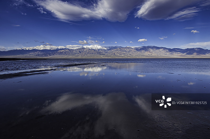 死亡谷国家公园恶水盆地的水面倒影，可遥望群山和望远镜峰，美国最低点，恶水湖图片素材