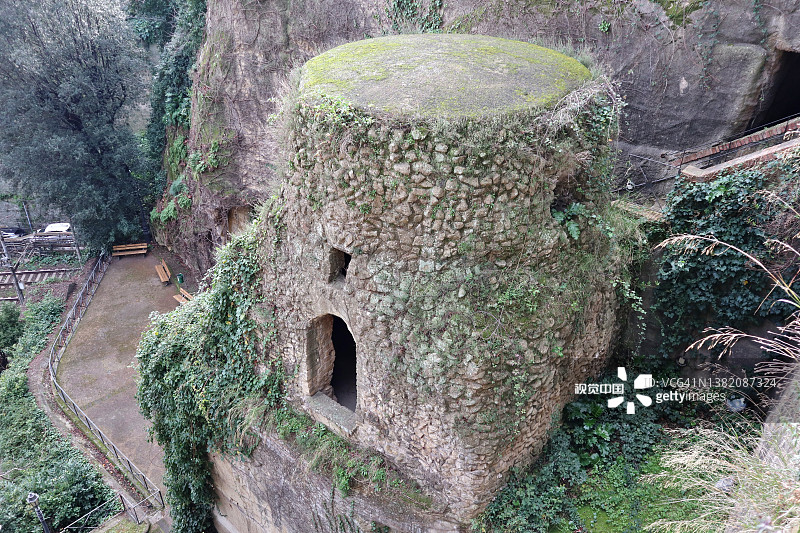 那不勒斯 - 皮耶迪格罗塔的维吉利安公园内的维吉尔墓图片素材