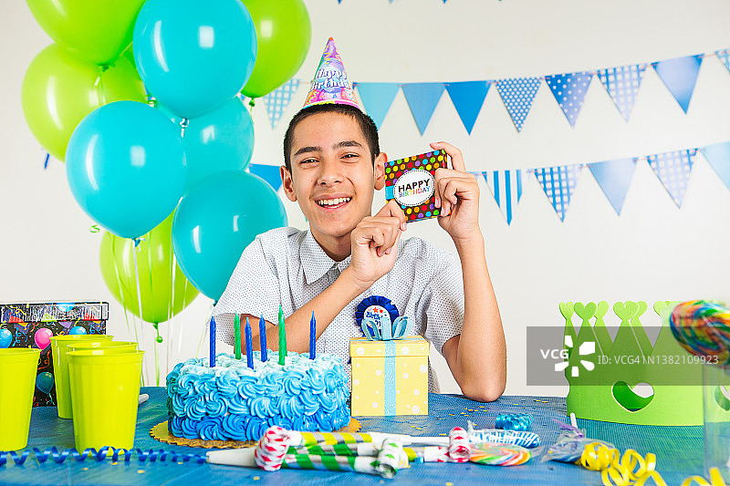 快乐的青少年生日男孩图片素材