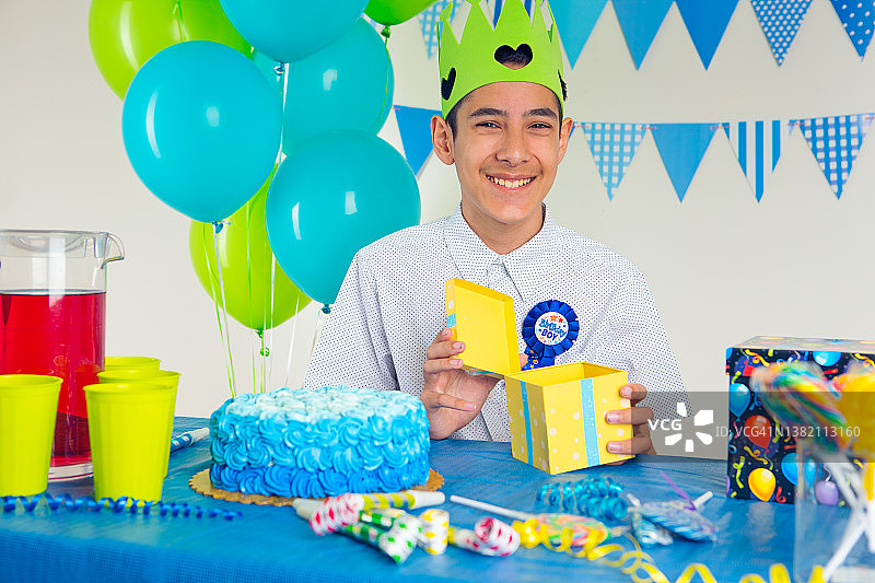 快乐的青少年生日男孩图片素材