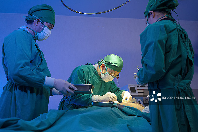 医生在手术室为病人做手术图片素材