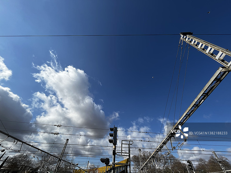电缆、电线杆和红绿灯图片素材