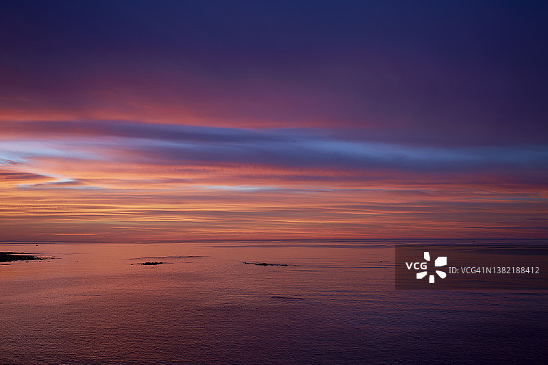 海边日落，天空倒映在海中图片素材