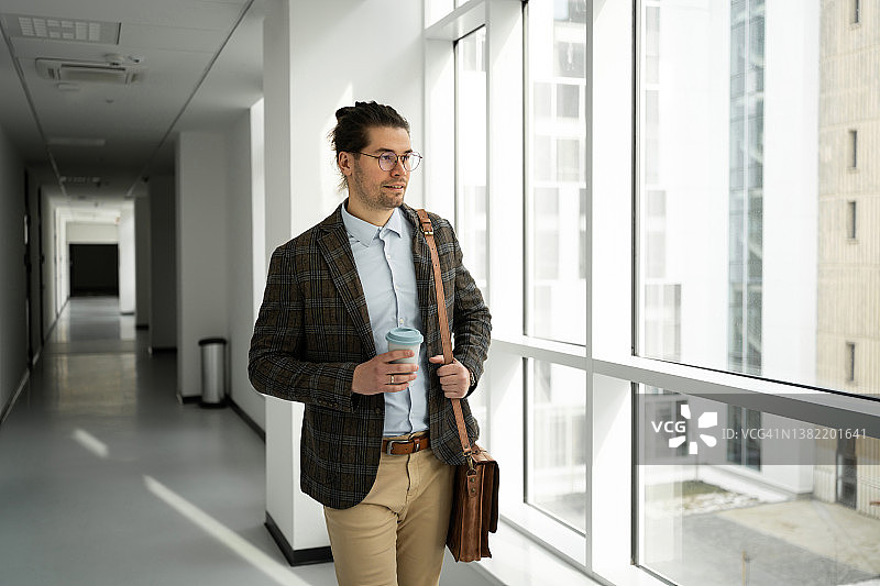 年轻的白人男商人图片素材