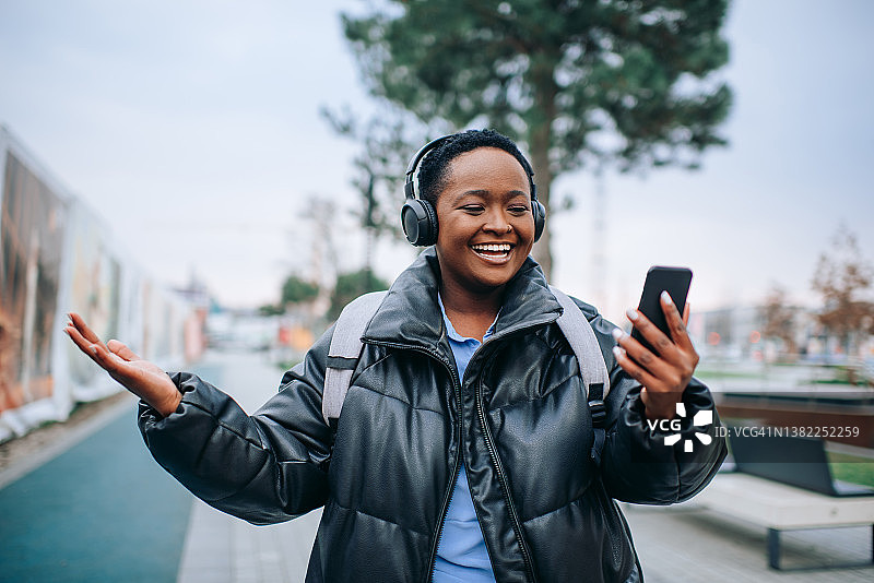 年轻黑人女性的城市生活方式图片素材