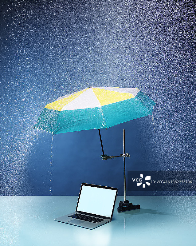 雨伞保护笔记本电脑图片素材