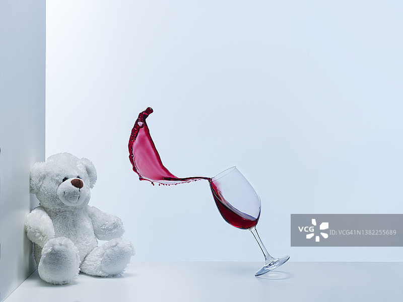 溢出的红酒图片素材
