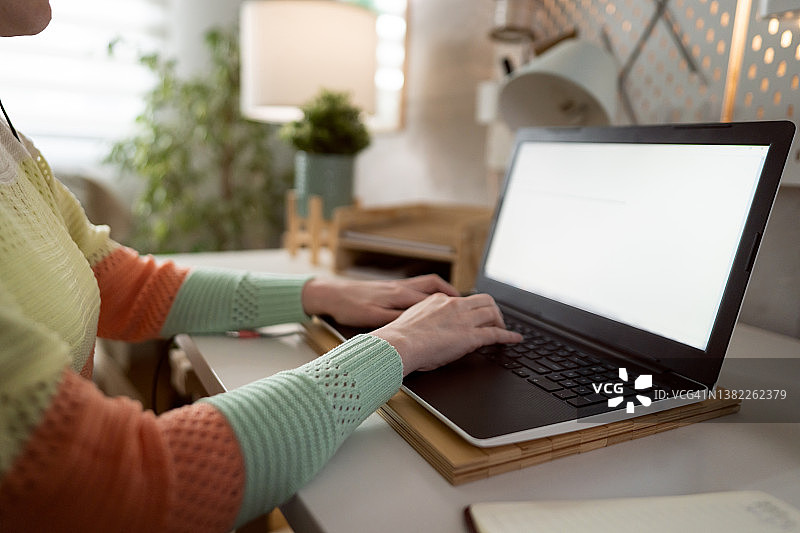 在家办公，使用笔记本电脑的女子图片素材