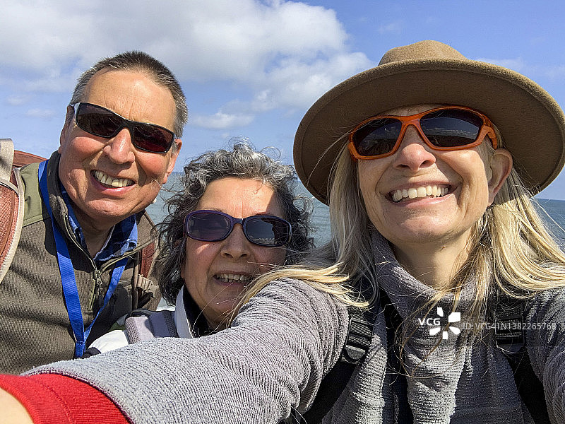 与朋友共度户外时光图片素材