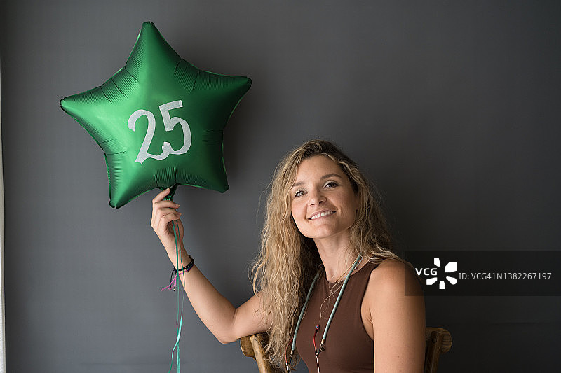 庆祝生日的年轻金发女人图片素材