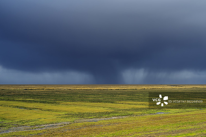 完美黑暗天空和黑色暴雨云全景图片素材