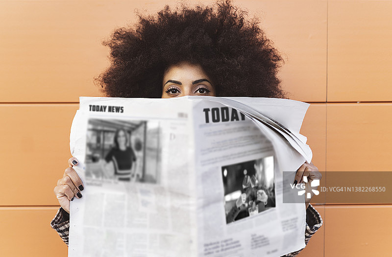 看报纸的女人图片素材