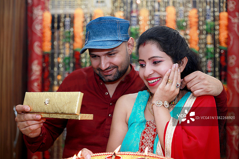 排灯节送给妻子的礼物图片素材