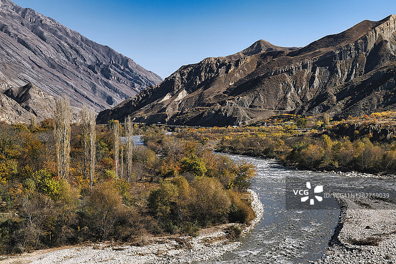 俄罗斯达吉斯坦的河流山景图片素材
