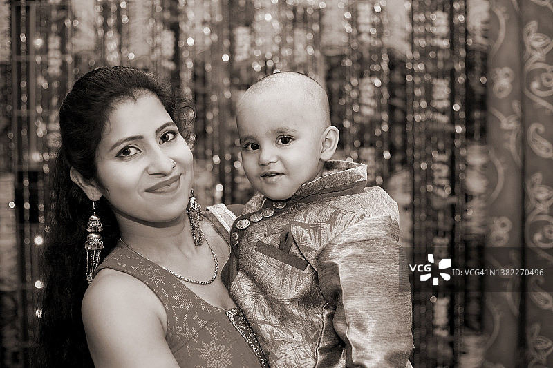 以花卉装饰背景为衬托的母女肖像图片素材