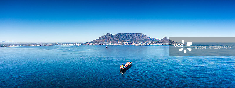货船驶入桌湾港的空中全景图片素材