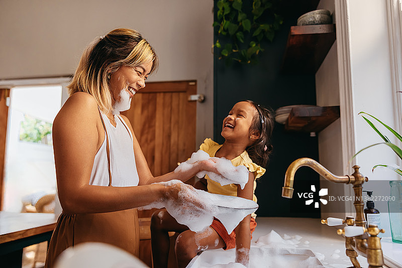 快乐的母女吹肥皂泡图片素材